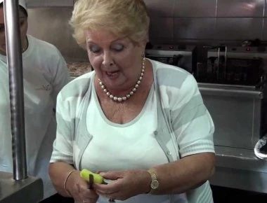 Eπική επανεμφάνιση για Βέφα Αλεξιάδου: Υπόσχεται επιστροφή συντάξεων και… τρελό γέλιο (βίντεο)